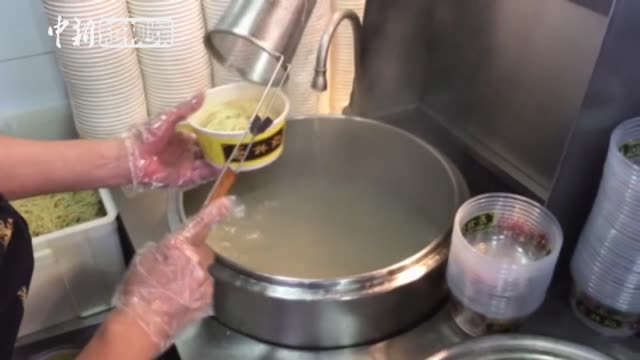 蔡林记热干面非遗传承人展示热干面制作过程