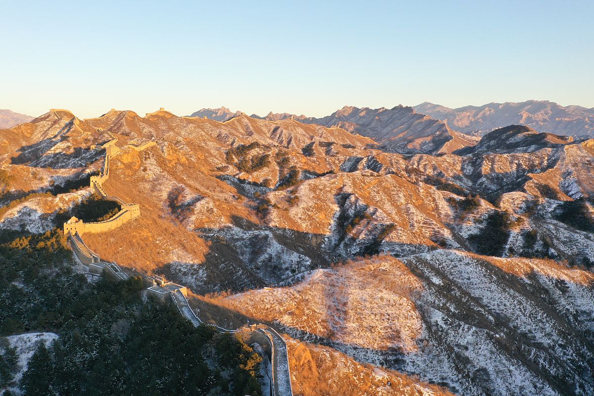 2019年12月19日,河北承德,夕阳西下,航拍滦平县金山岭长城,夕阳残雪,