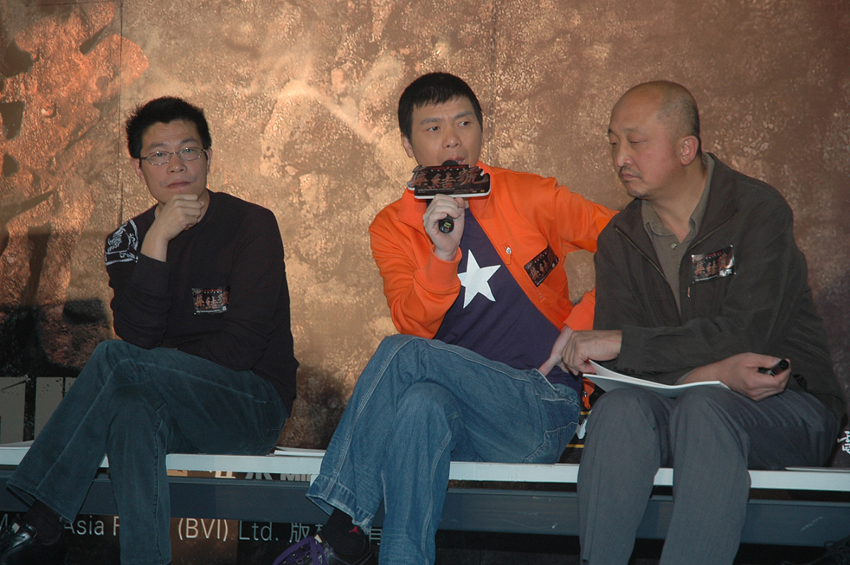 2007年10月8日,北京,集结号官网启动仪式.王中军(左),冯小刚(中),编剧
