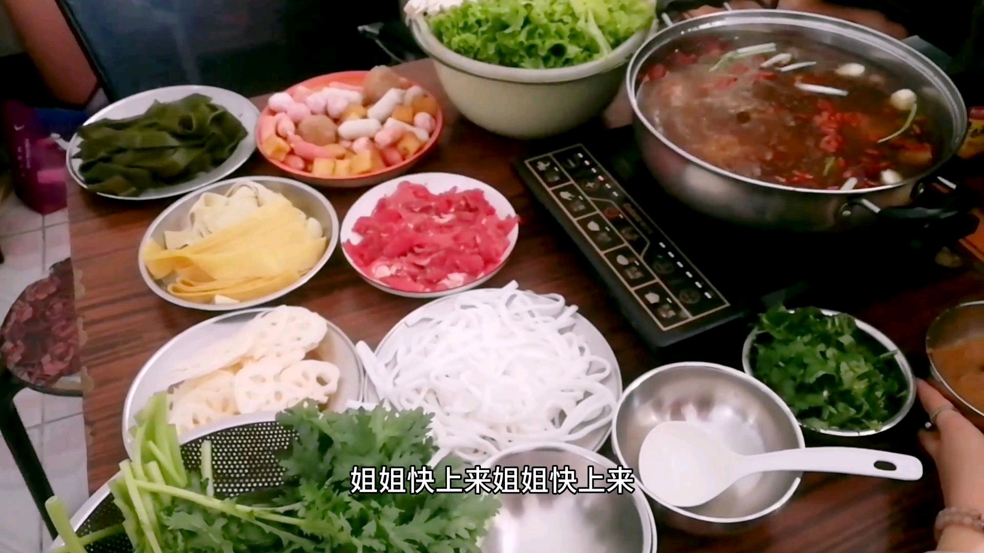 老婆爱吃火锅,筒骨熬汤底,牛肉切薄片,一家人吃开心暖暖又美味