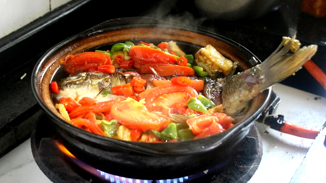 鲫鱼炖豆腐好吃有诀窍,豆腐别直接下锅,这样做营养美味,太香了