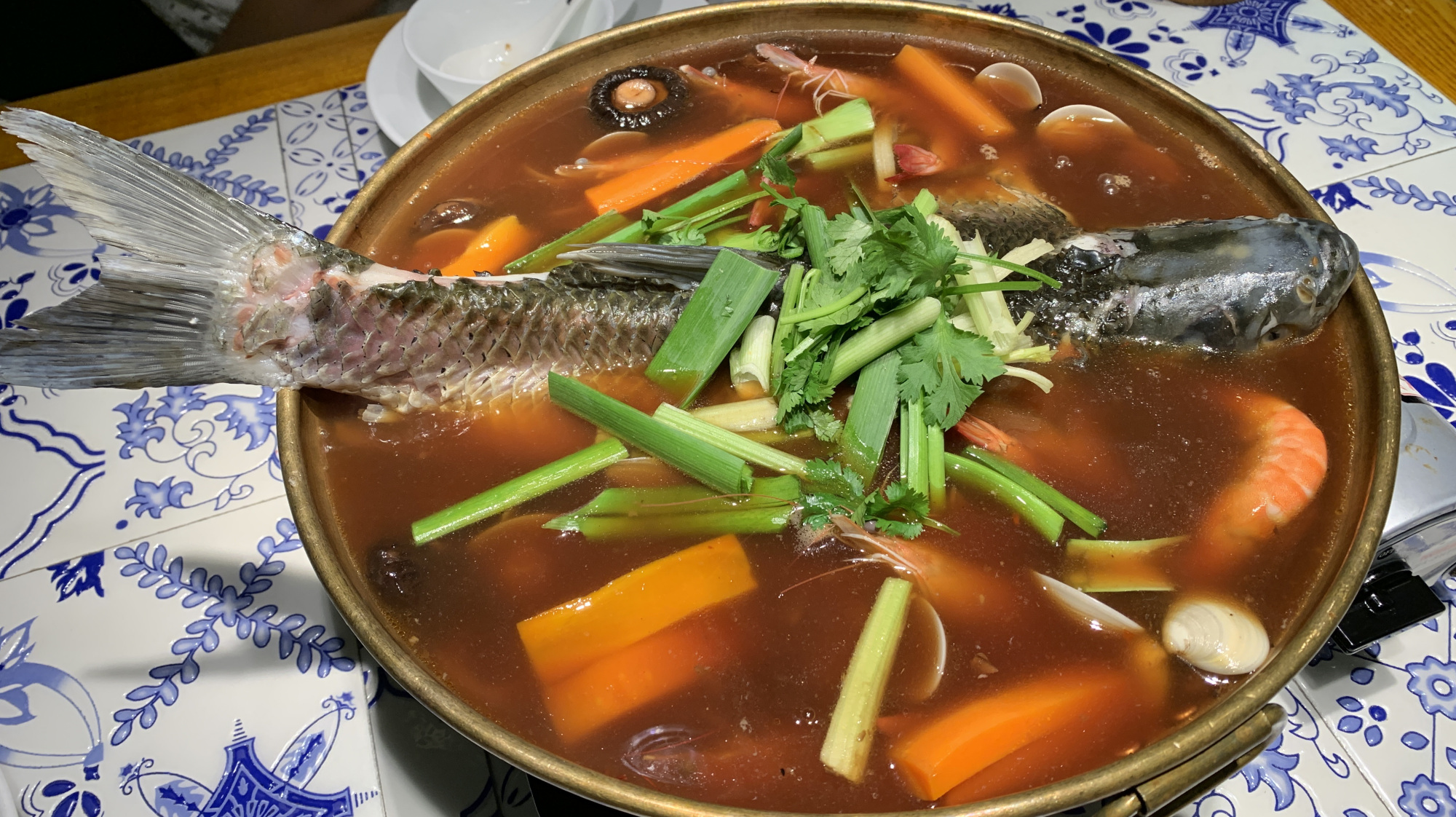 小伙吃广东大盘鱼,整条3斤鱼搭配海鲜边煮边吃,整锅吃就是爽