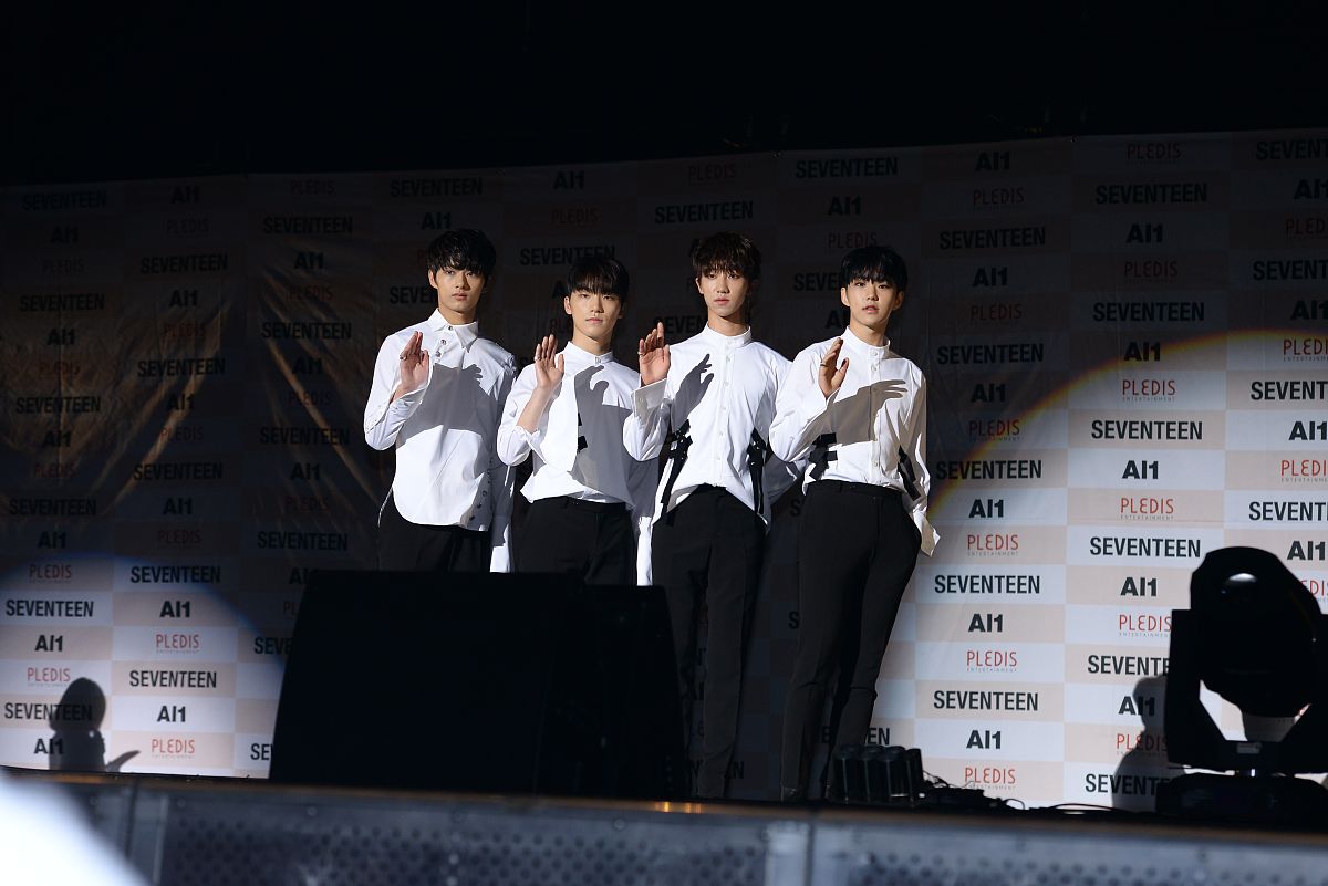 男团seventeen在举行了新专辑《al1》showcase.在当天showcase最后,se