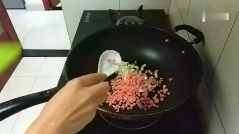 葱花火腿蛋炒饭的家常做法,色泽金黄,大人小孩都爱吃