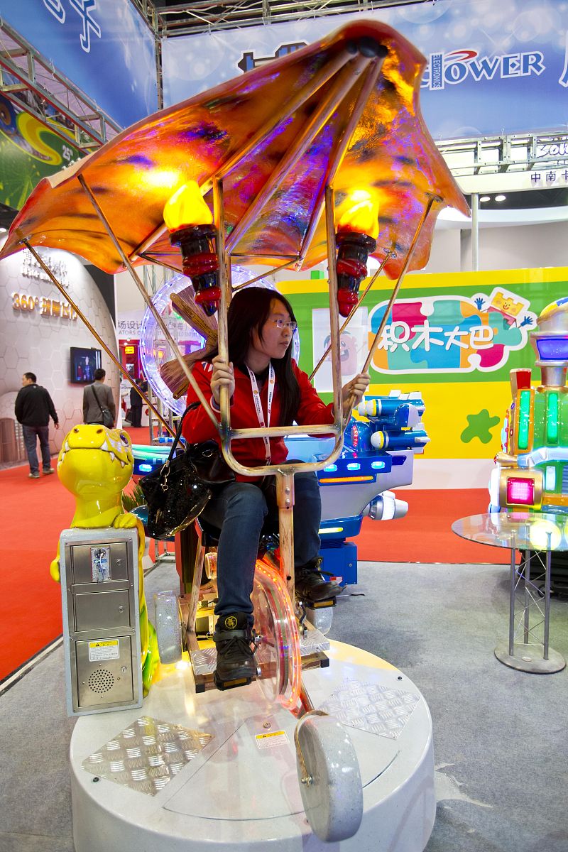 请为我设计一种类似陀螺争霸赛或弹珠奥运会的玩具竞技项目不比较人的操作实力