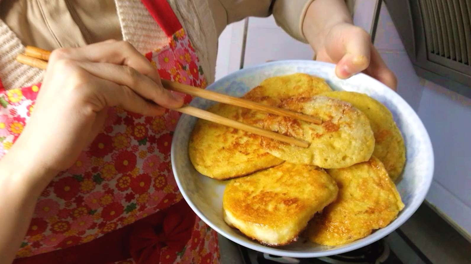 早餐饼做法:3个馍,2个鸡蛋,教你鸡蛋炸馍片,金黄酥脆又美味