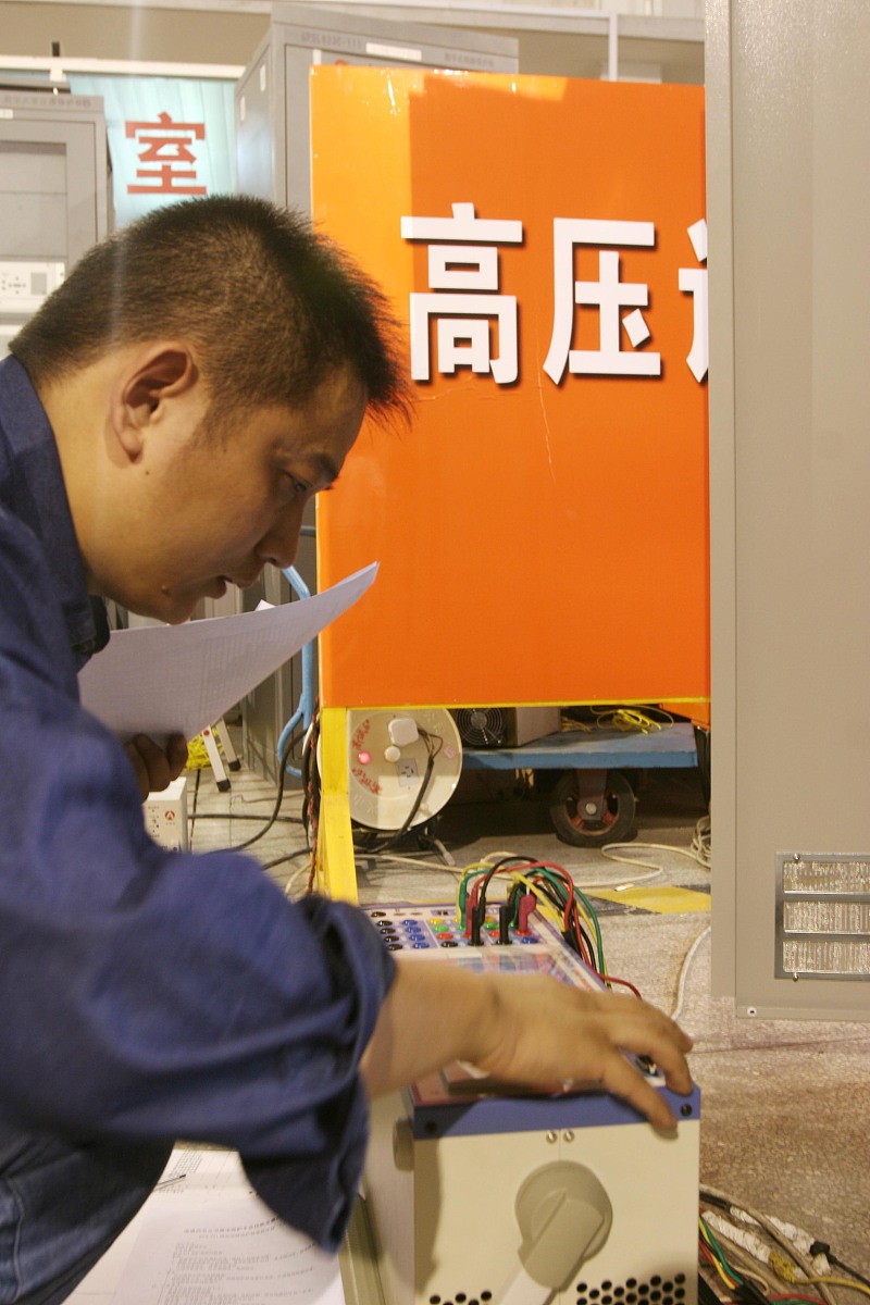 2007年6月15日,参加继电保护工技能竞赛的电业职工在南区高压实验室进