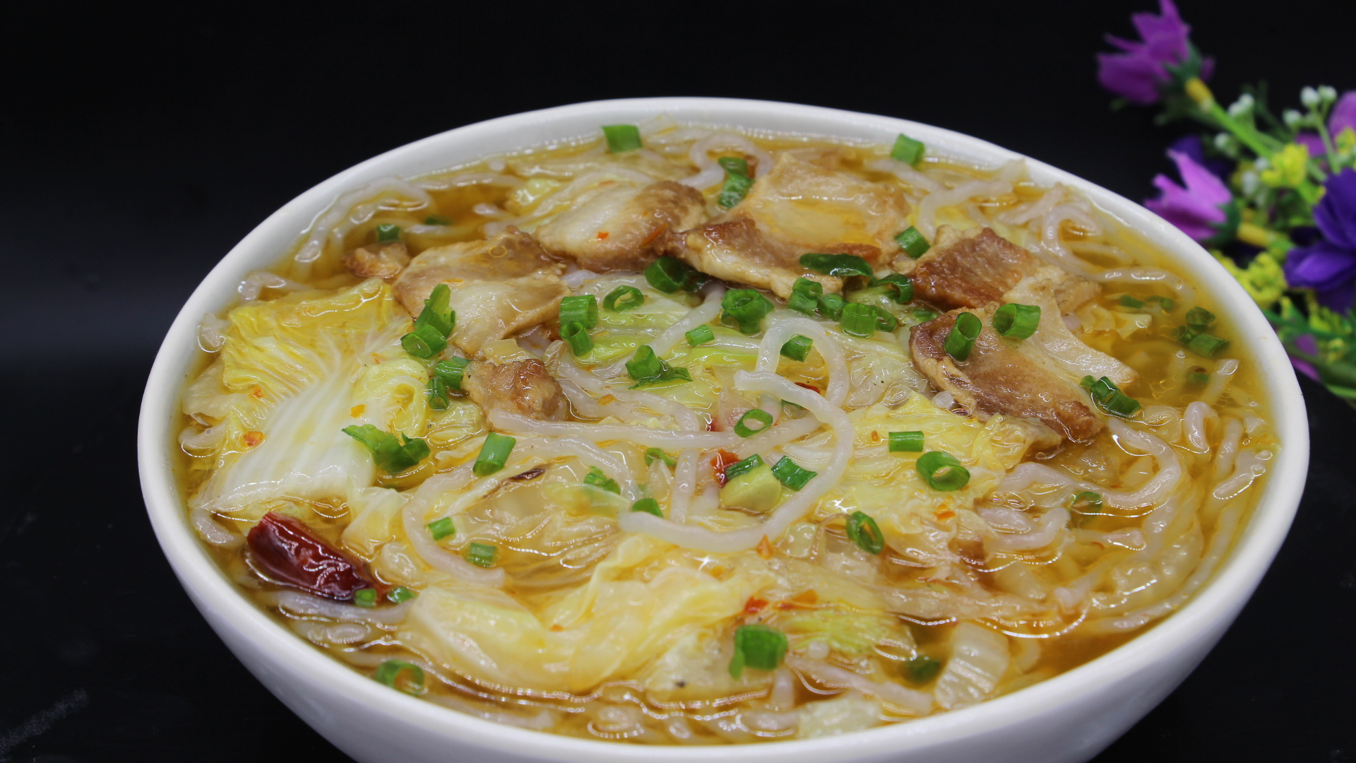 大白菜回锅肉炖粉条,最好吃的炖法,一大锅都不够吃