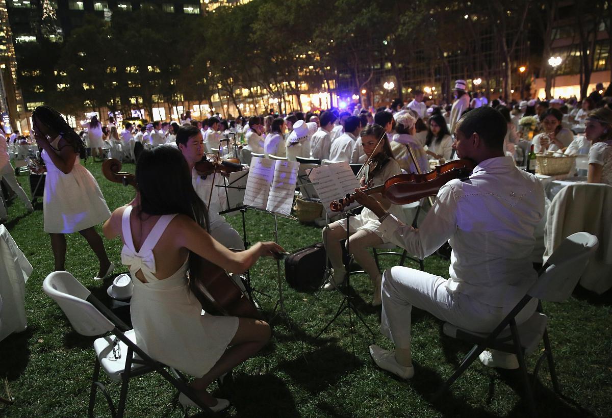 当地时间2013年9月18日,美国纽约,数千名用餐者从头到脚打扮成白色,齐