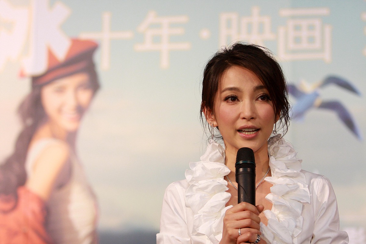 2009年1月7日,北京,李冰冰宣传自己的新书《李冰冰:十年 映画》.***_*