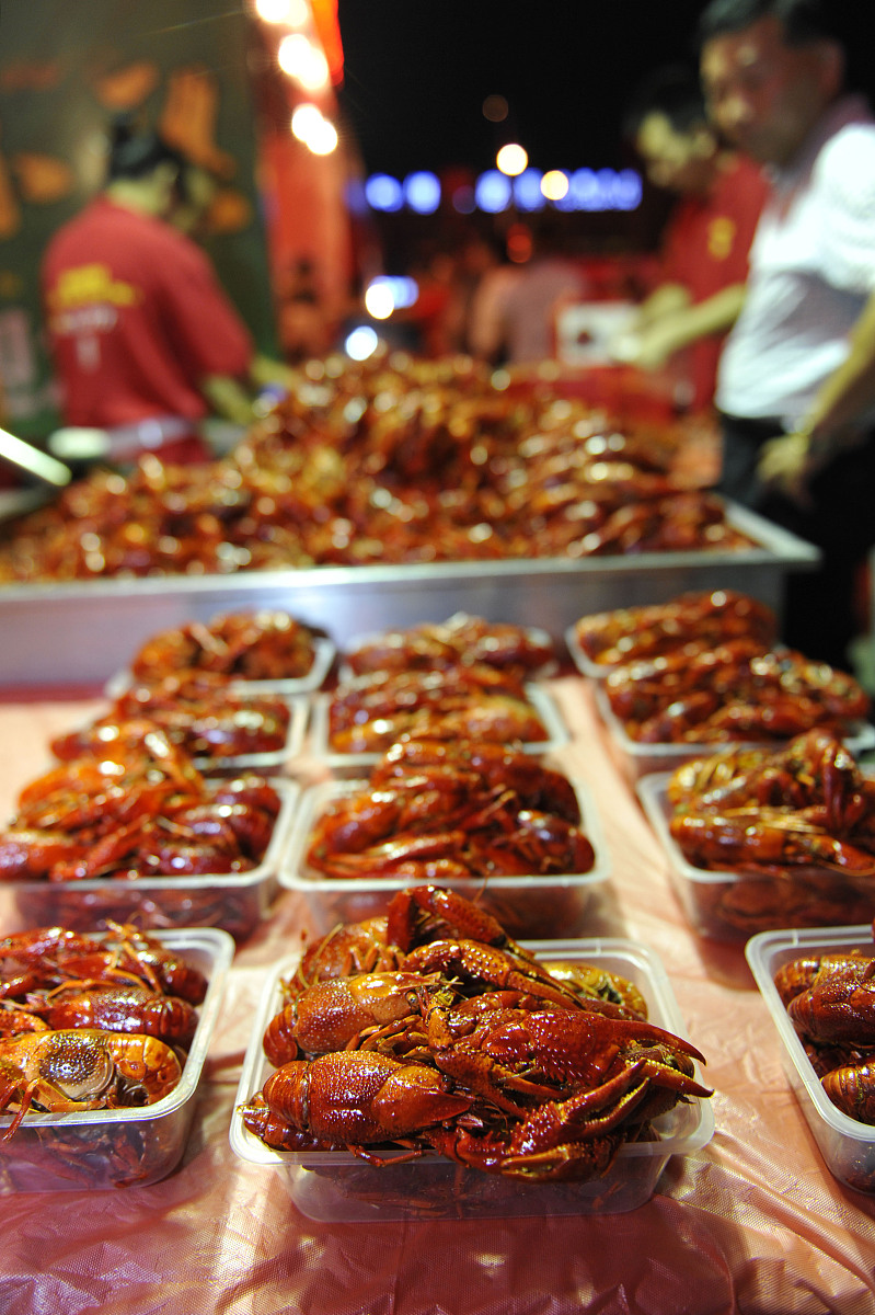 写一篇五一旅游必备美食让你品尝地道美味！