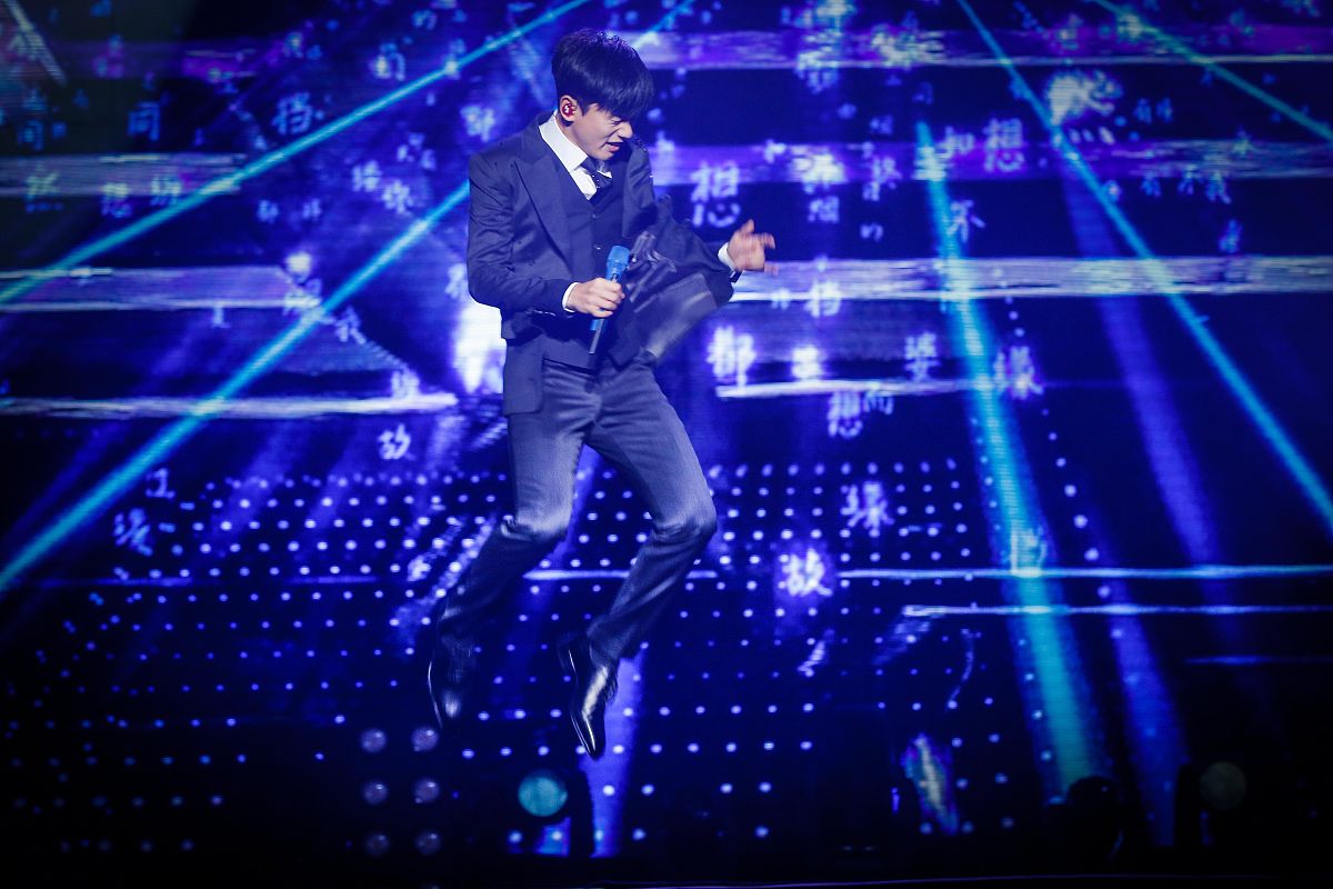 今天张杰在开演唱会