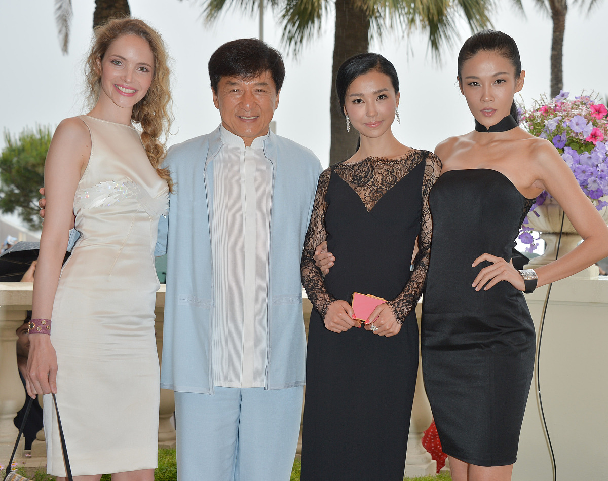 我深深着迷于成龙主演的《十二生肖》这部电影它讲述了成龙为了寻回圆明园的十二生肖所付出的努力。请你帮我写一段二百字的好评表达出我对这部电影的狂热喜爱。要有标题