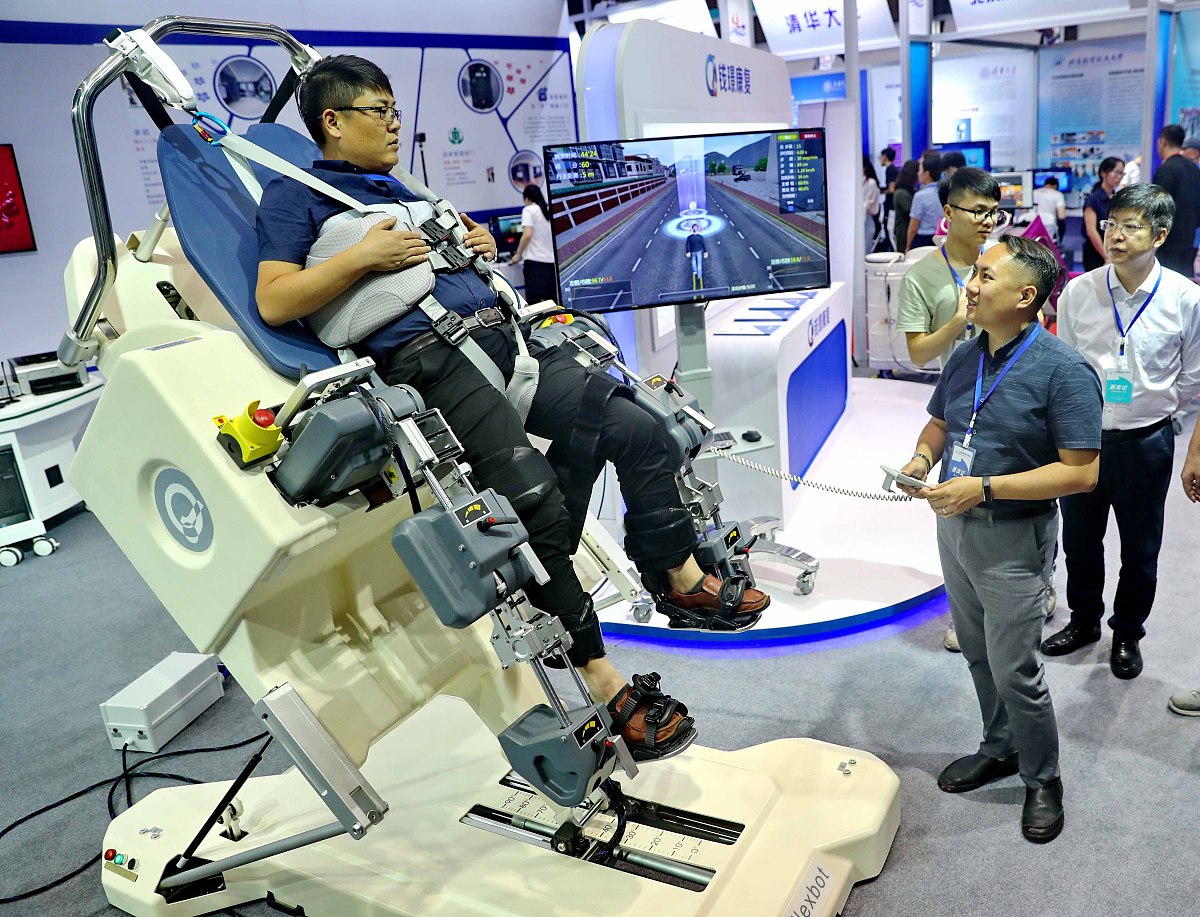 下肢康复机器人控制方法：模糊控制与PID控制相结合