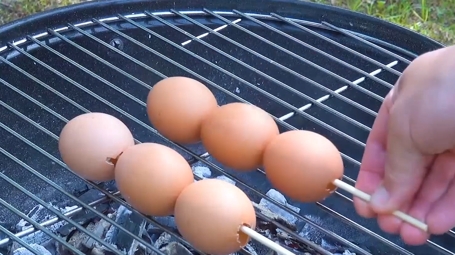 鸡蛋的3种创意吃法,把鸡蛋串起来放火上烤,敲开外壳看馋了