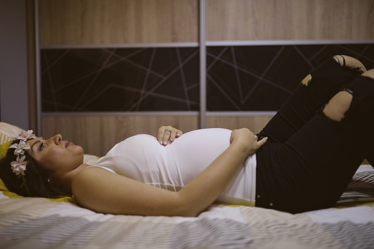 见证生命的奇迹：美女生孩子的感人瞬间