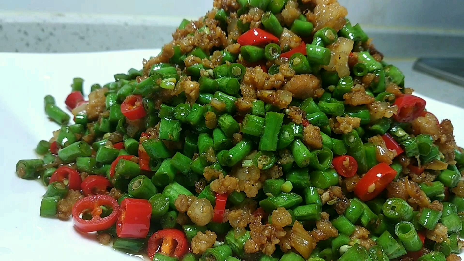 家常小炒肉末豆角,这样炒太下饭了。简单营养又美味,一盘不够吃