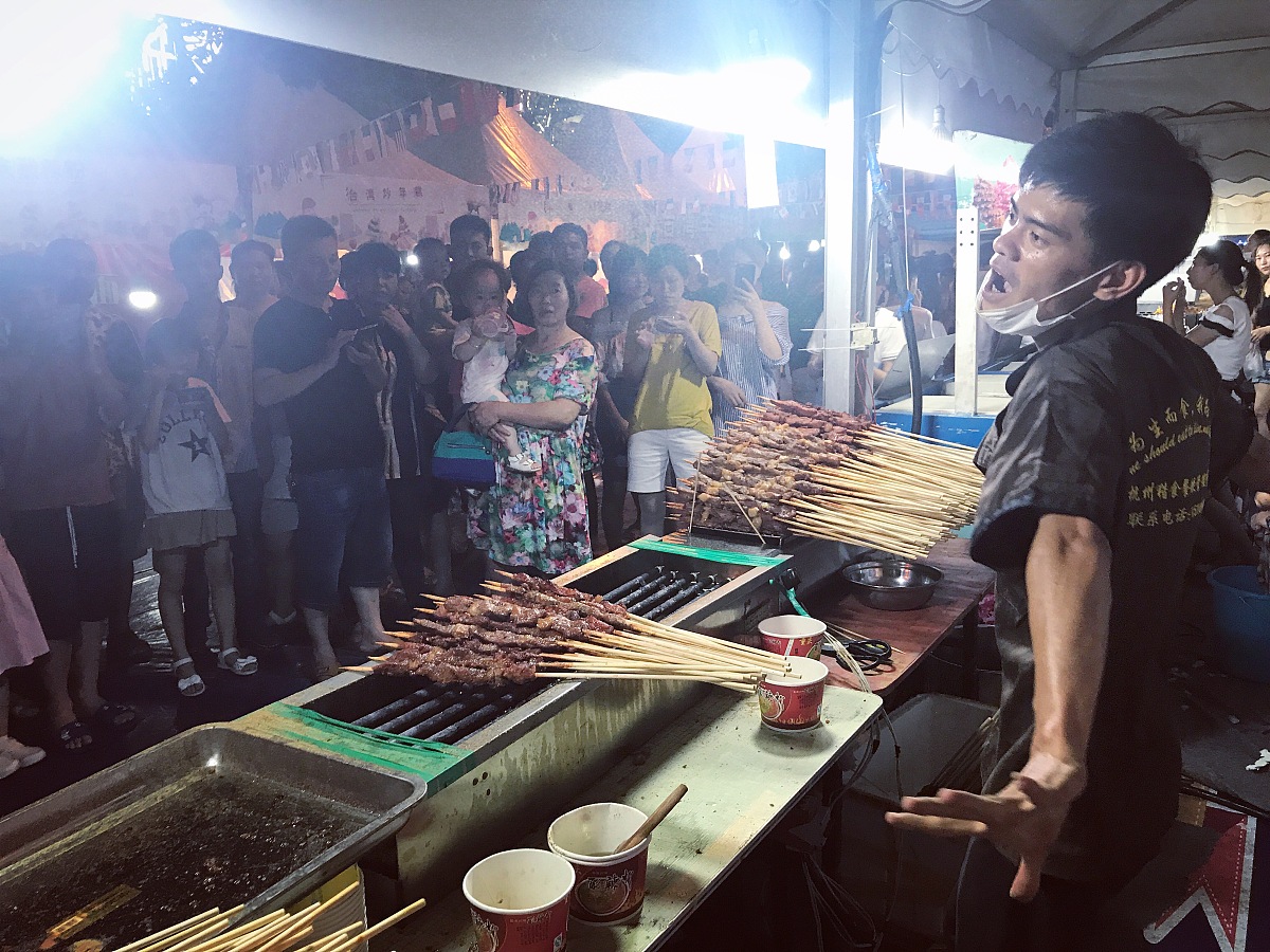 写一篇抖音短视频文案关于五一出发去淄博吃烧烤路上堵车