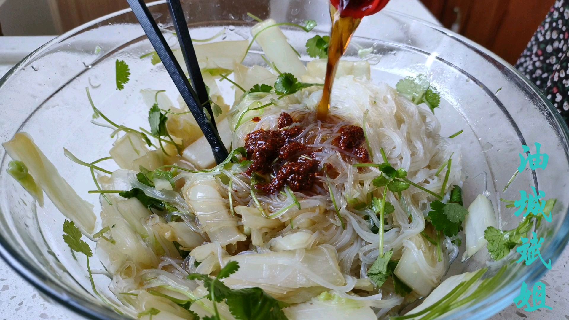 凉拌白菜粉丝最简单的做法,爽口解腻,上桌就抢光,收藏了