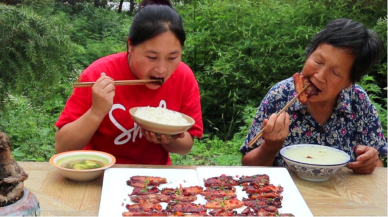 [图]这才是猪肉最好吃的做法，胖妹一次做20片，76岁奶奶可算吃过瘾了