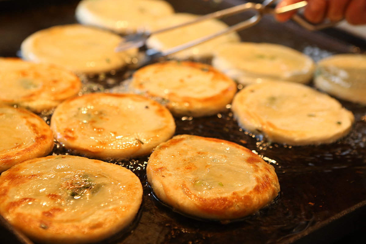 ***_*** 2016年11月9日,上海.继"阿大葱油饼"成为网红后,上海又现"网