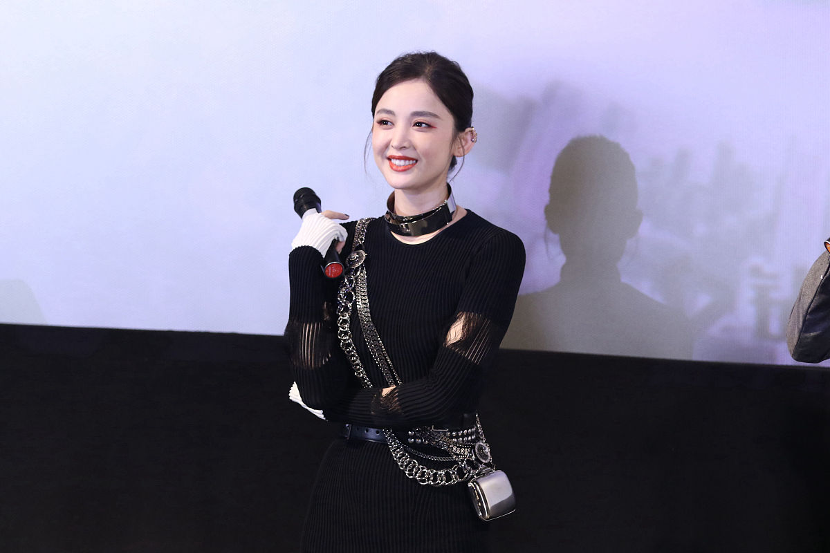 2019年7月18日,北京,明星出席《归还世界给你》媒体见面会.古力娜扎