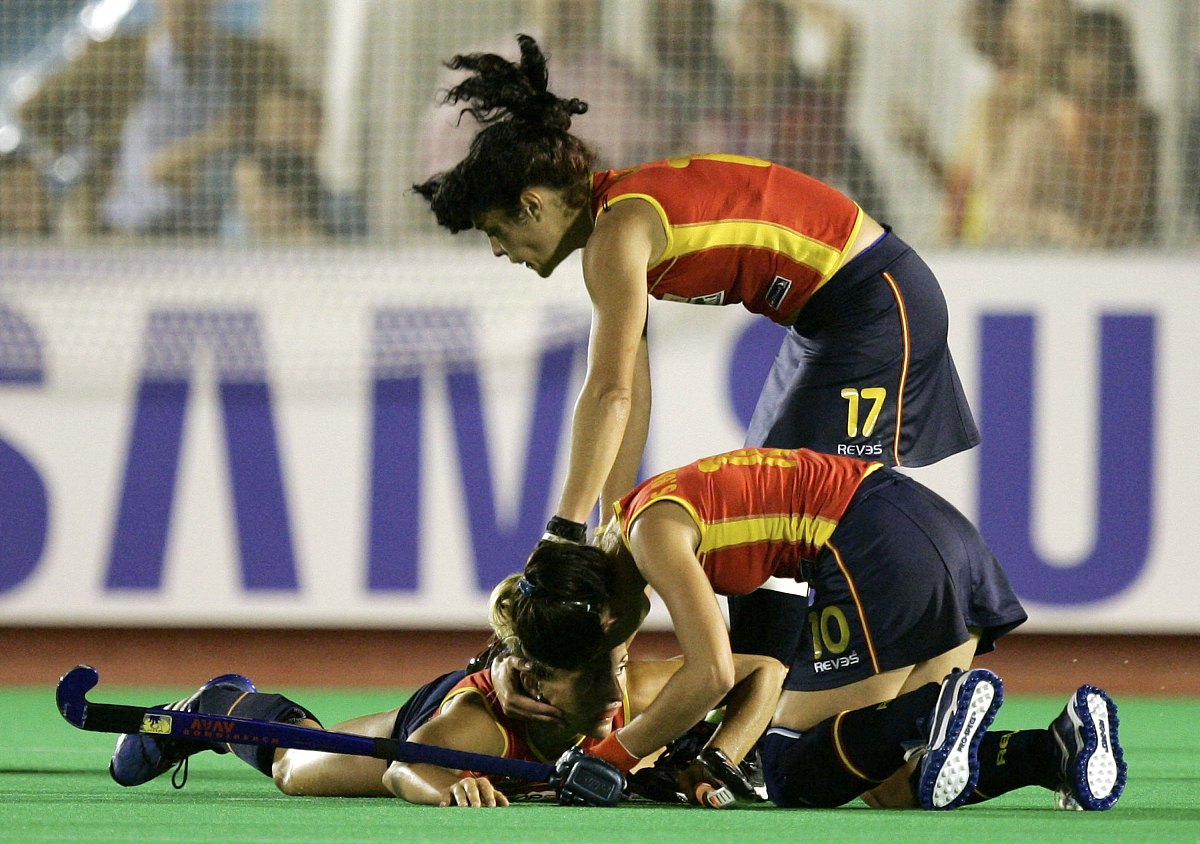 madrid, spain - october 06:  spain's captain nuria camon #17 hel