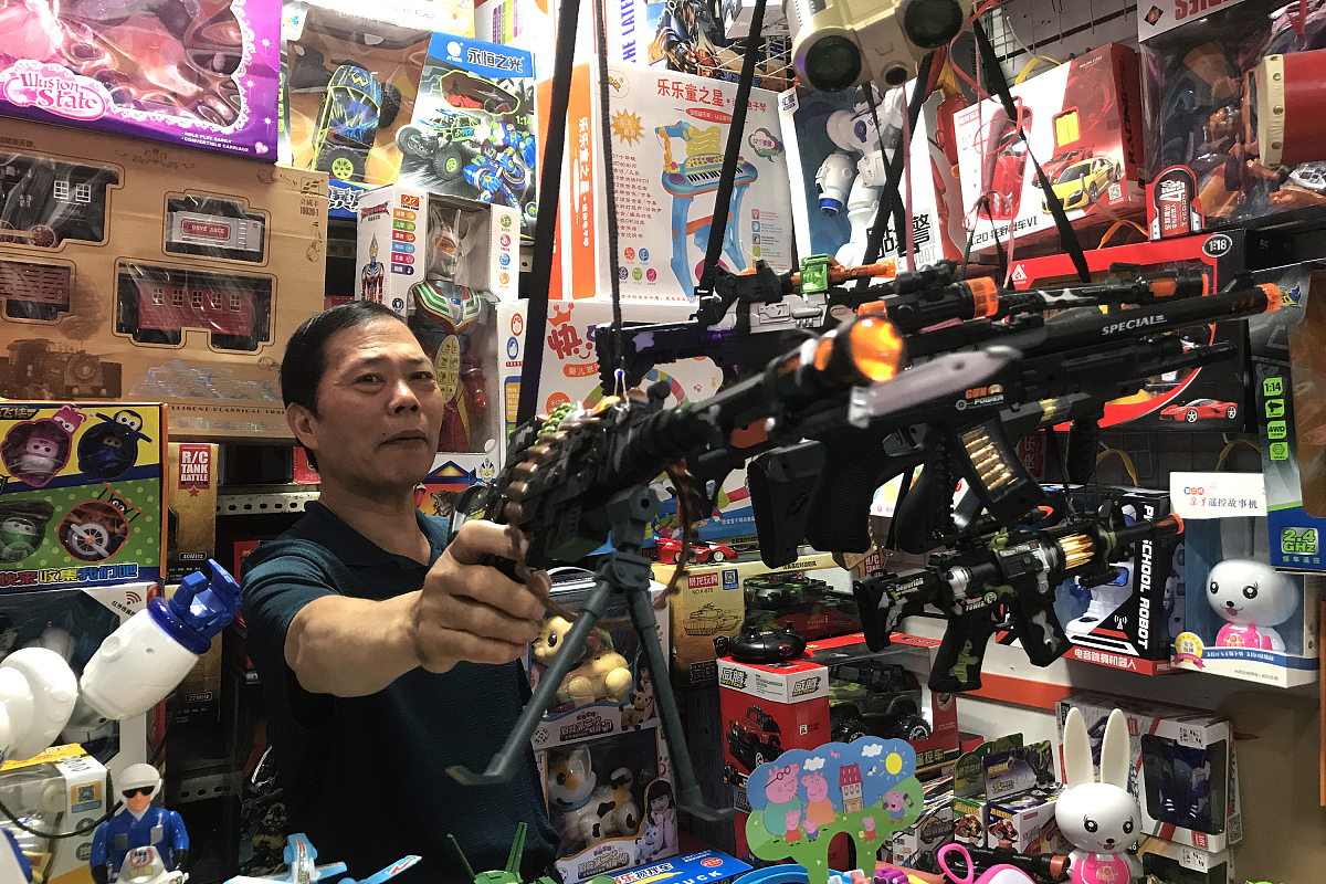 ***_***2017年6月19日,北京阜外大街的天意小商品批发市场,商户在向顾