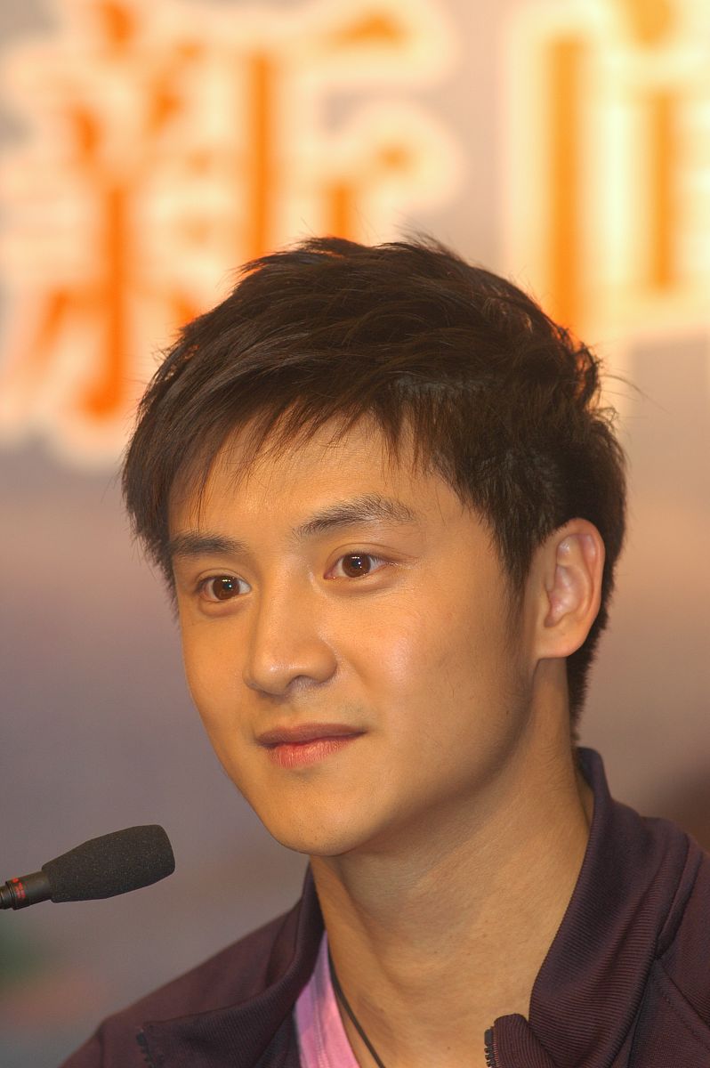 2006年3月16日,北京,奥运跳水冠军田亮推出自传新书《最亮的十米》.++