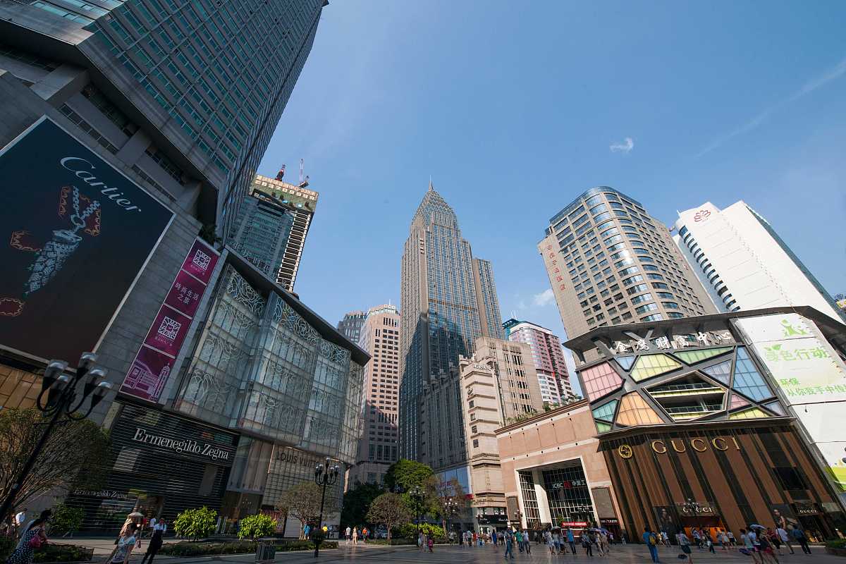 渝中区主要街道及地标：解放碑、朝天门、观音桥等