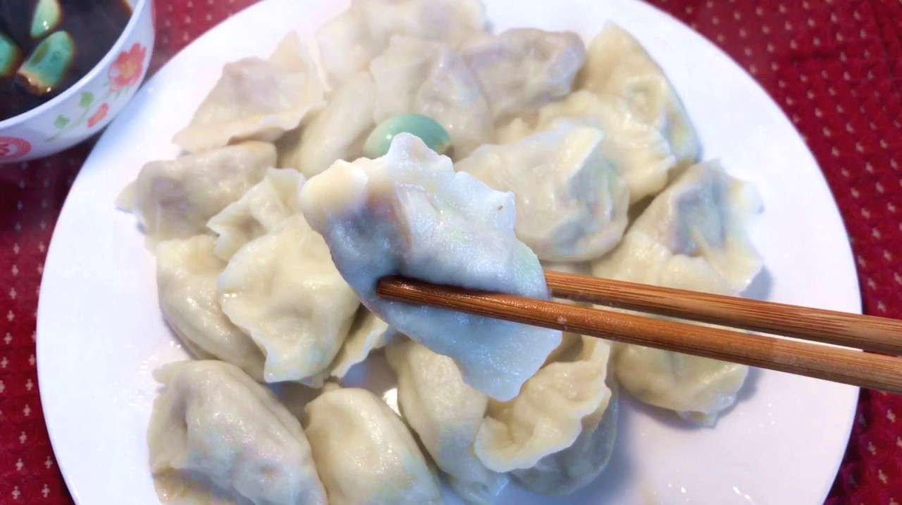 白菜馅饺子怎么做好吃？教你两种懒人做法，鲜香味美，两盘不够吃