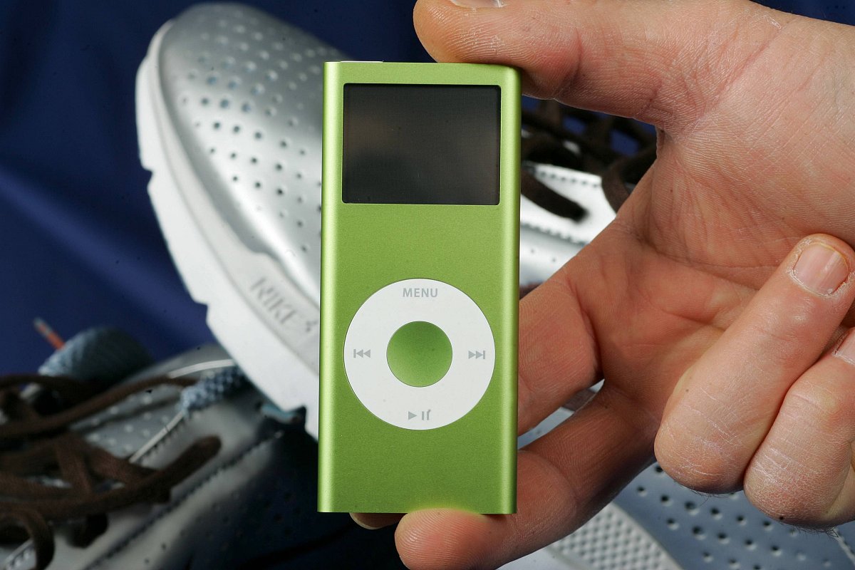 2001年,ipod诞生.首款ipod有5g硬盘,可供用户下载一千首歌曲,且音质与