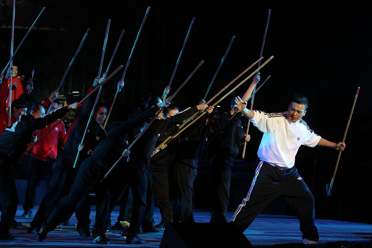 2011年10月2日,北京,大型舞台剧《天龙八部》举行了主题曲发布会,首次