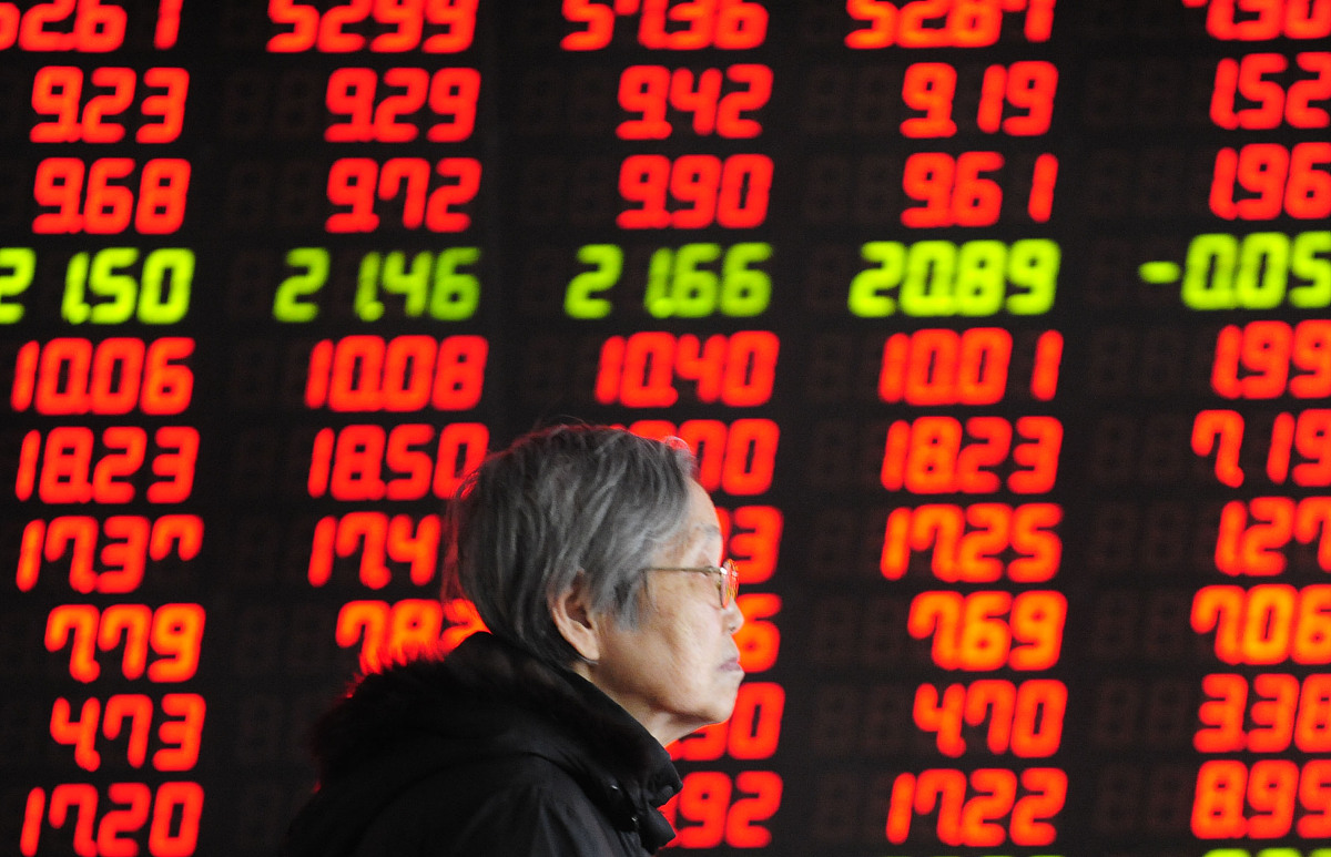 2015年01月21日,辽宁省沈阳市,一名股民在辽宁沈阳市一家证券营业厅关