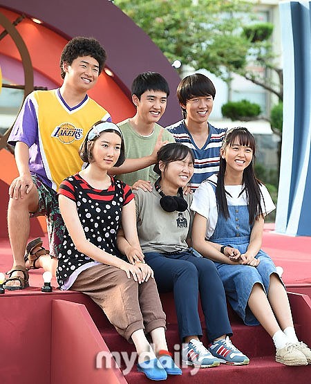 请编写一个500字左右的三角恋的小故事故事需要有反转虐心男主 名叫小帅两个女生的名字分别叫小花小芳故事发生在天宇大学