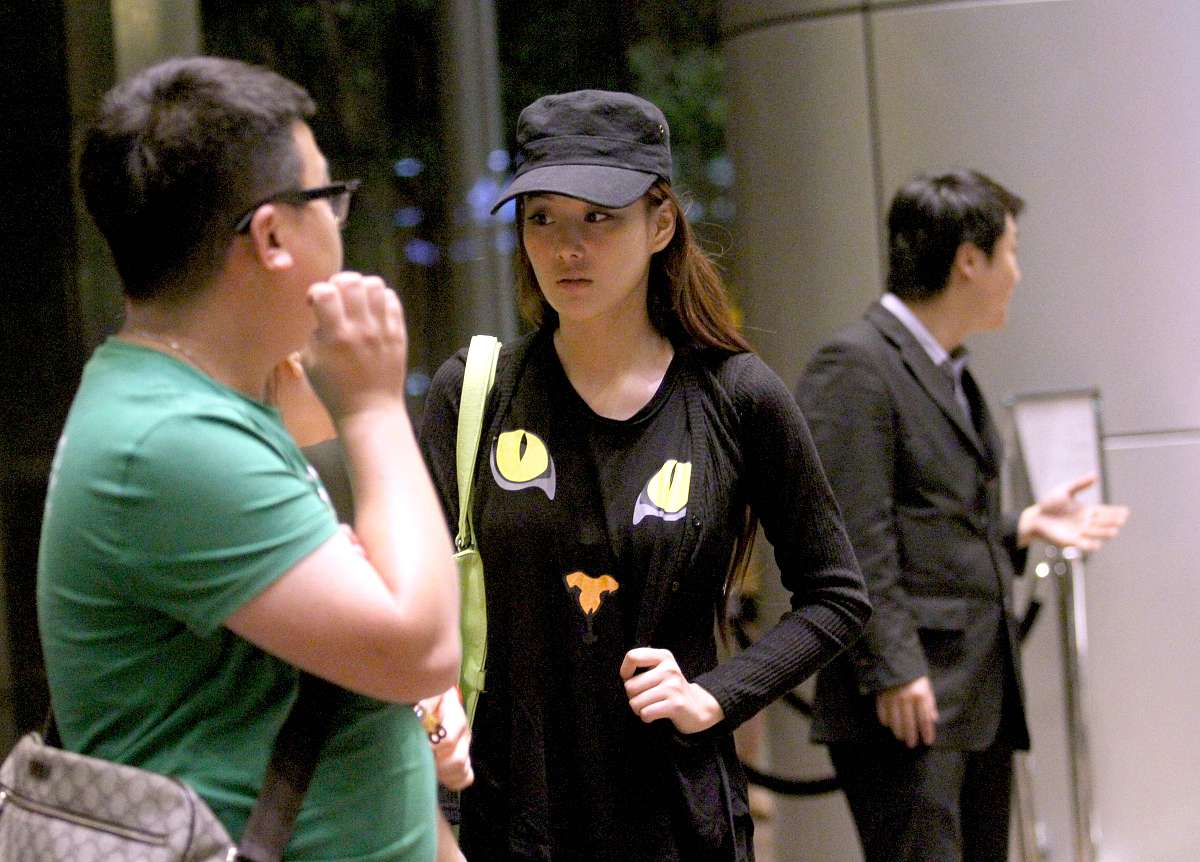 2012年6月29日讯,近日,出现在上海的张馨予面对镜头也装作若无其事的