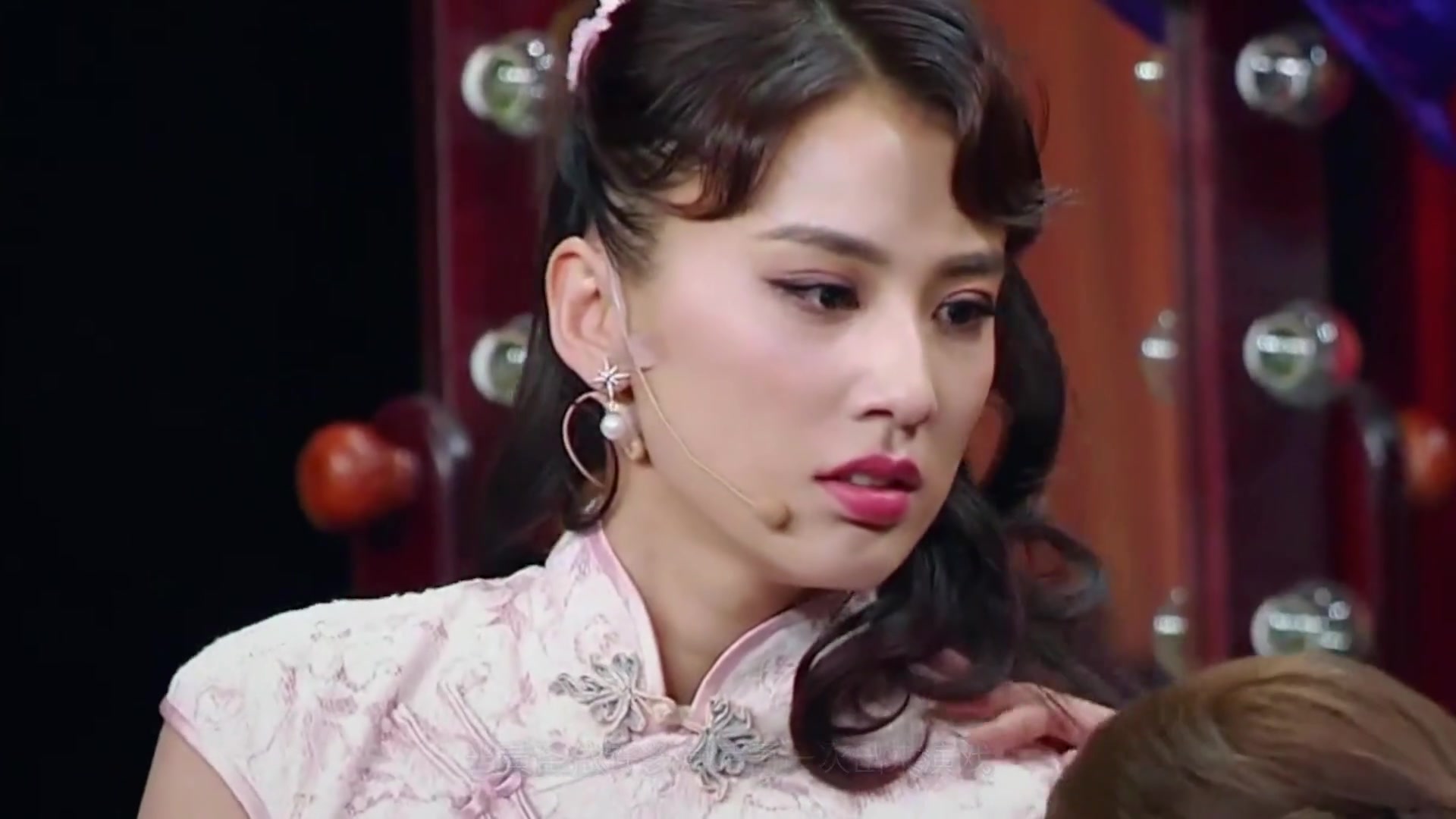 黄圣依直播吃红宝石奶油蛋糕,网友却被她右手的细节吸引了!