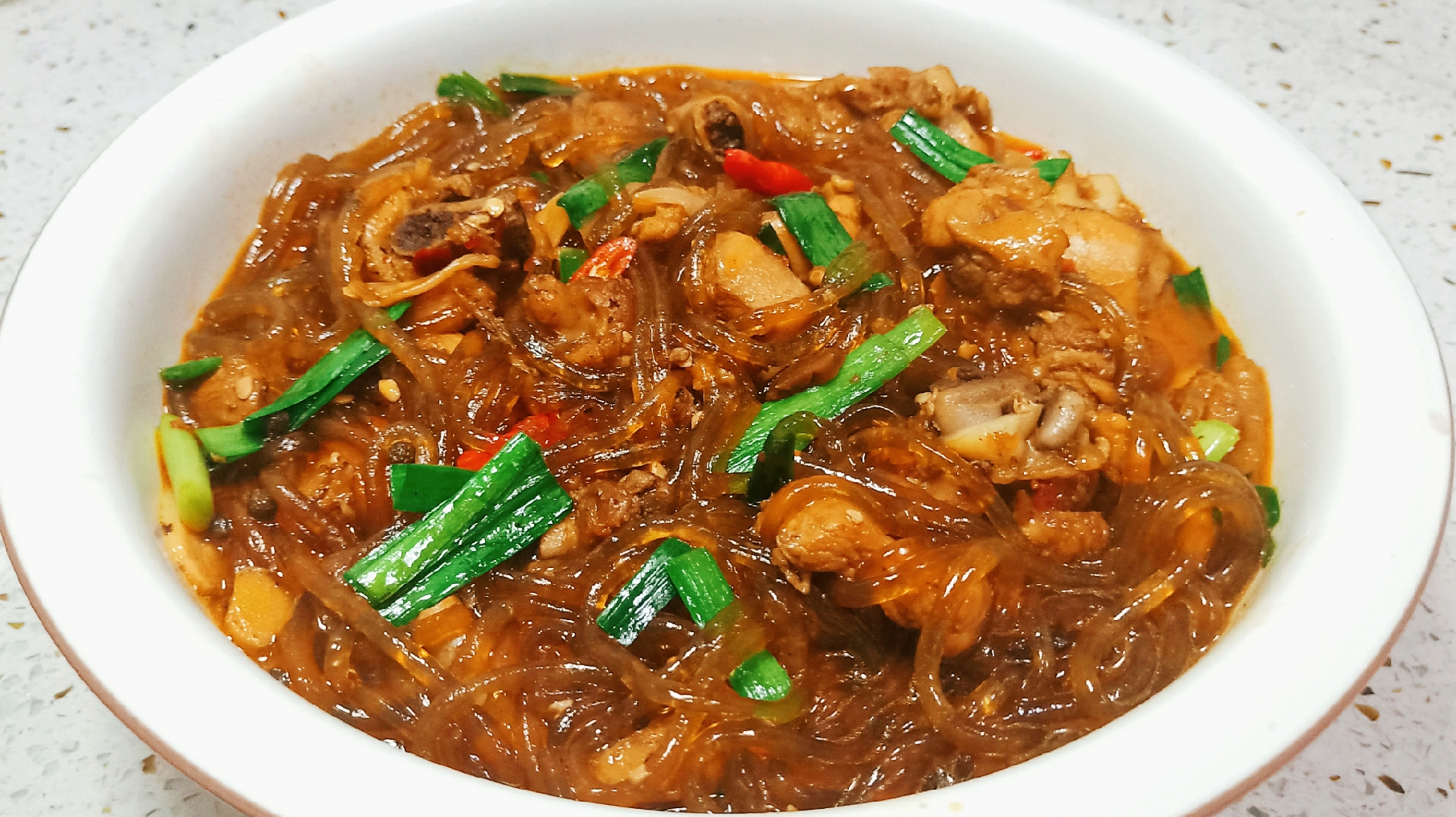 鸡腿肉别炸着吃了,教你一个好吃的做法,一大盆不够吃