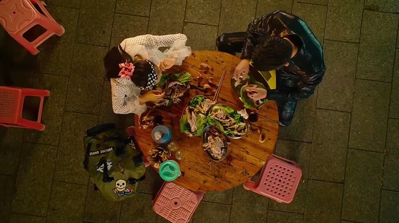 影视:美人鱼都这么能吃的吗,这一大桌子,都让她给吃完了!