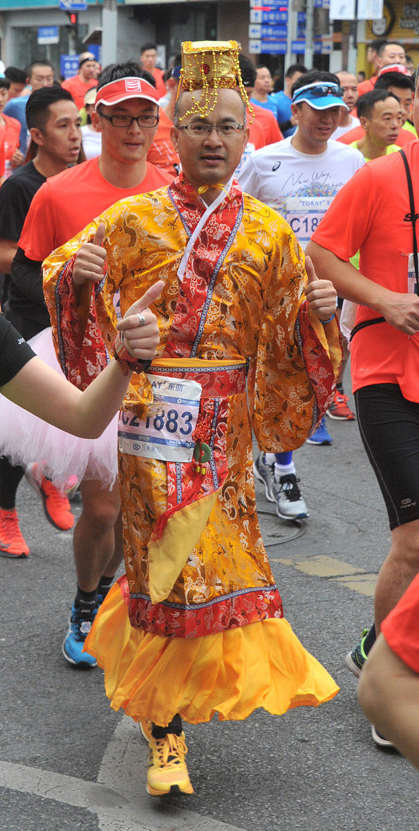 请对下面的材料进行改写并进行适当拓展：辩证、客观地认识安全民俗文化在当时人们现实生产、生活中的作用如有些今天看似荒谬的安全民俗文化但由于受当时安全科学技术水平等的限制那也是人们强烈的安全意愿和意识的真实体现因此对安全民俗文化的价值判断和评价应站在安全民俗文化历史发展的角度动态综合考量其功能与作用而不能截取其发展的历史片段以安全民俗文化的截面作出所谓精华与糟粕的判断；对安全民俗文化优劣成分的判断和评