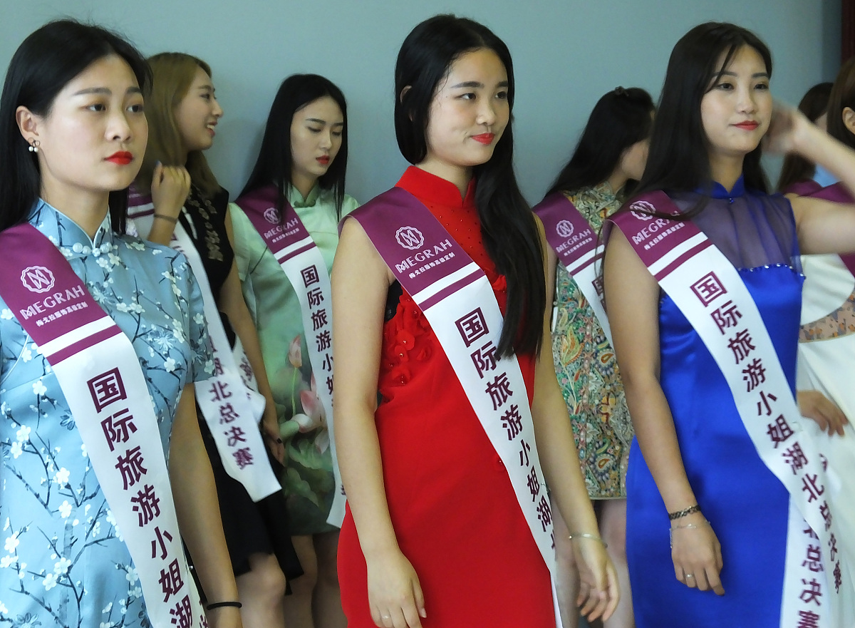 2016年5月27日讯,湖北宜昌,40位参加国际旅游小姐大赛的美女选手在素