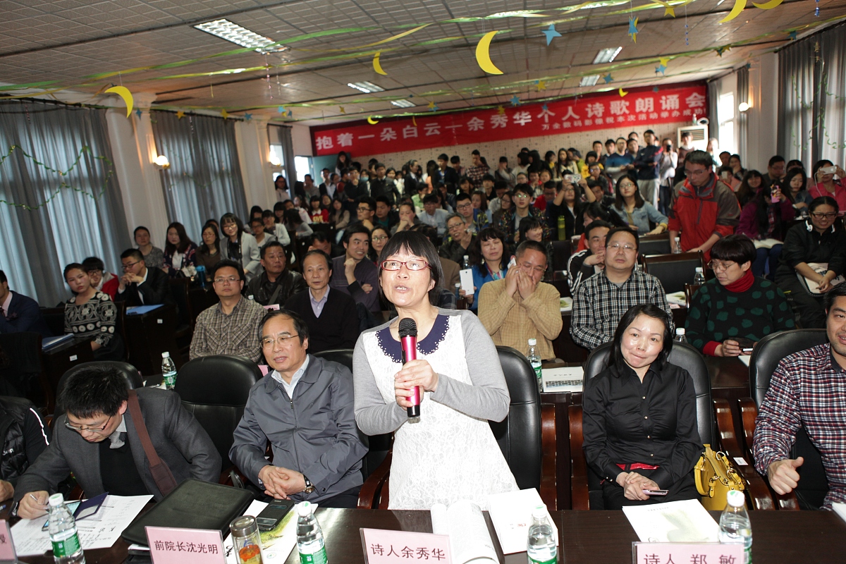 你现在的身份是一名小学语文老师要参加文章大赛请对文章《诗意人生启迪童心——小学语文现代诗教学的探索与实践》的章节内容 小学语文现代诗教学的实践：教学案例一：《静夜思》的诵读与表演进行写作在写作过程中可以增加现代诗内容进行举例说明保证其内容的新意和逻辑性不要乱写其格式如下：二教学案例一：《静夜思》的诵读与表演
