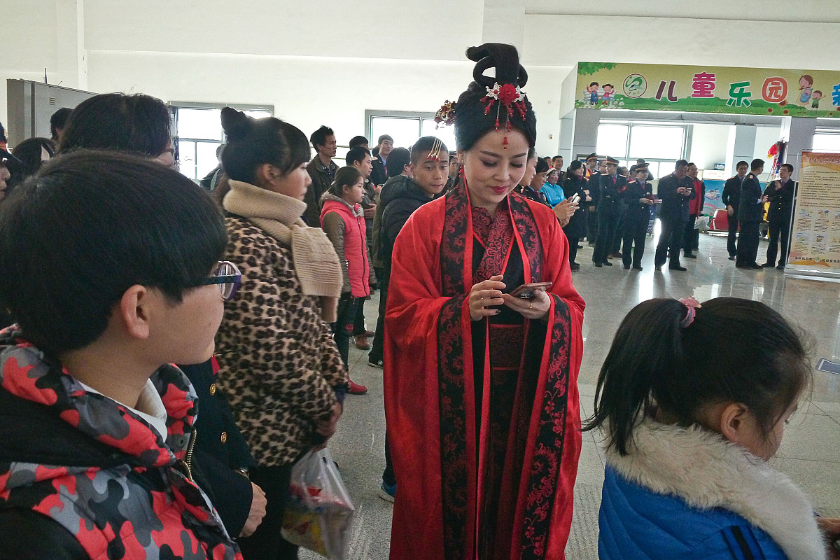 ***_***2017年1月13日,陕西省汉中市火车站,两名着汉服的铁路工作人员