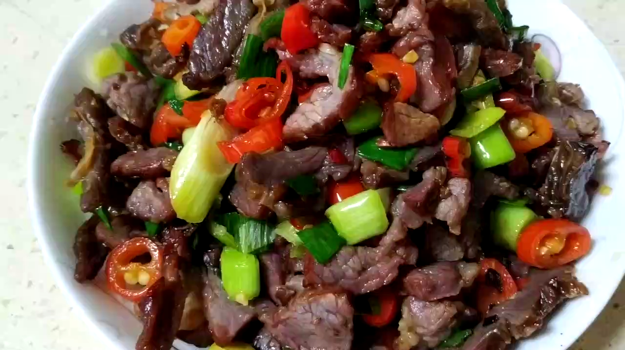 湖南家常菜:妈妈生日,媳妇儿炒个自家熏制的腊牛肉,色香味俱全