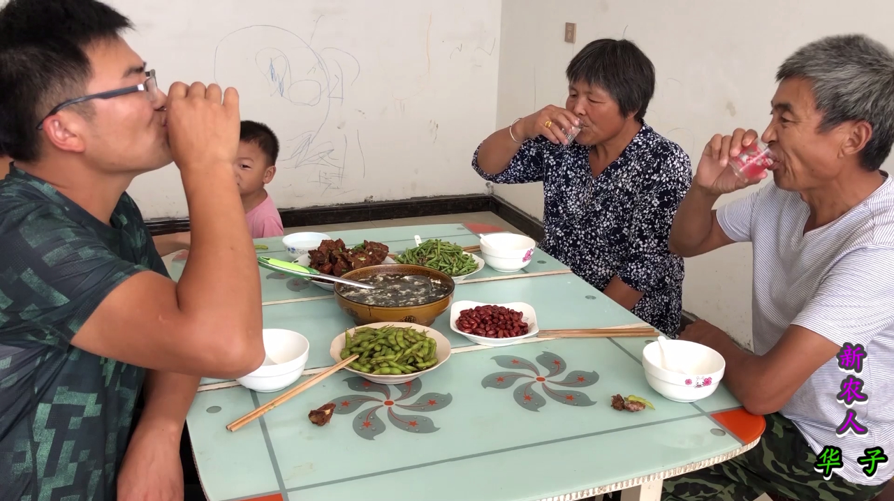一盘糖醋排骨,一盘盐水煮毛豆,四菜一汤,我陪爸妈喝两杯酒真爽