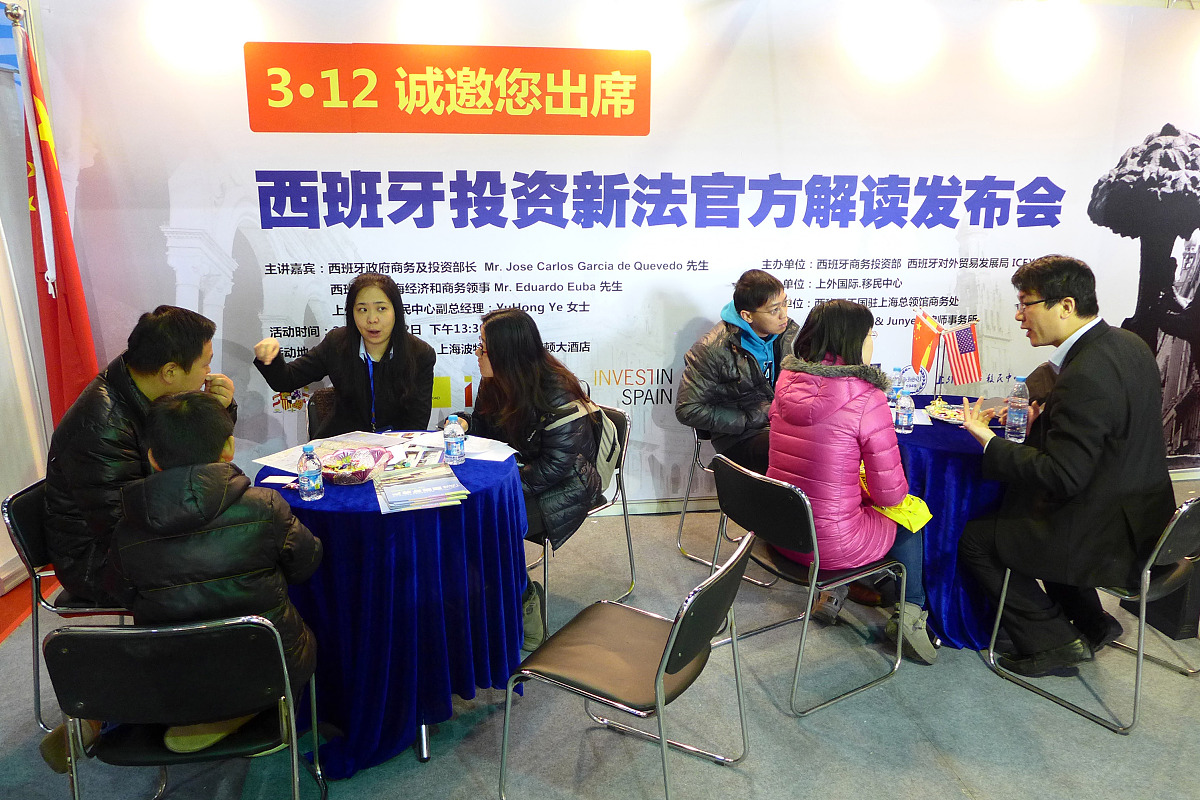客户是可持续发展的重要储备和业务增长的重要动力咸阳农合机构历经70余年的砥砺奋进从以往的背包银行到如今的数字PAD贷款客户持续增长至目前的1996万户这是几代信合人的艰辛成果更是使命的传承但随着银行业市场的激烈竞争我们贷款客户的增速从2021年的1146、2022年的558至目前的119持续下降我们的客户在加速流失、可持续发展的劲头明显缩减。从自身发展来看开展客户倍增‘百日会战’是农合机构坚守定位