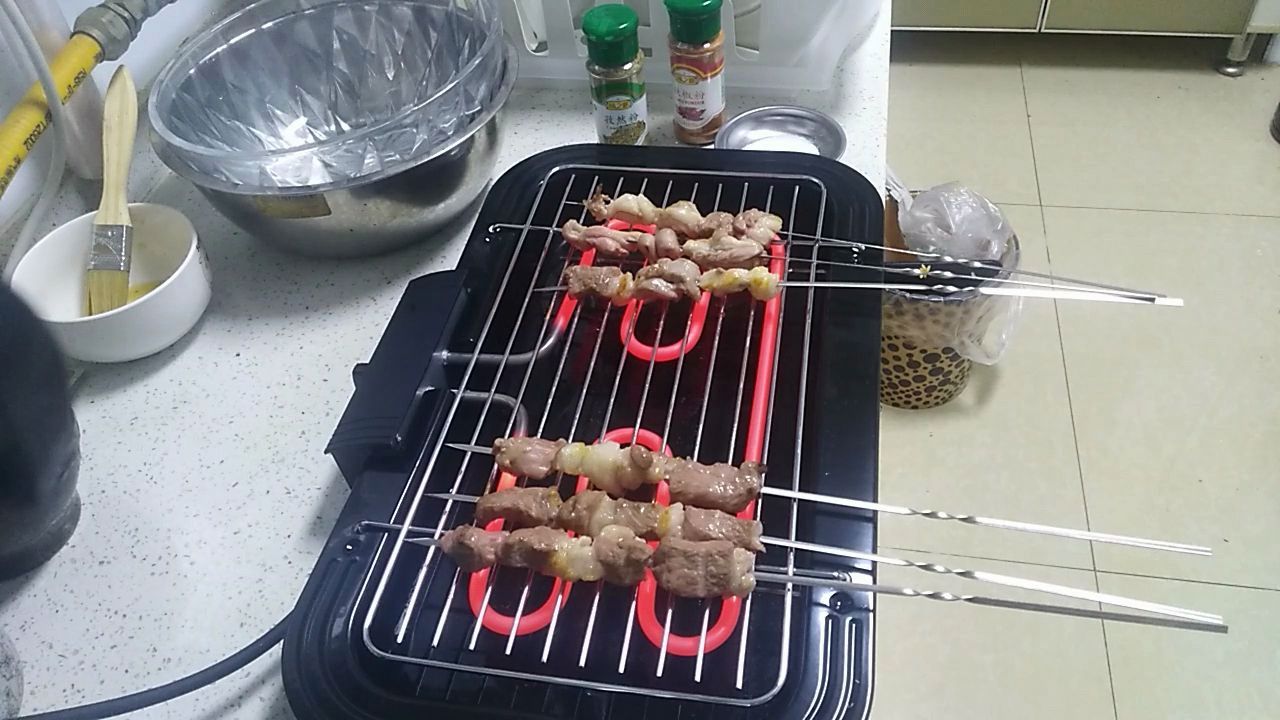 哈皮买了电烤架,在家烤羊肉串真过瘾