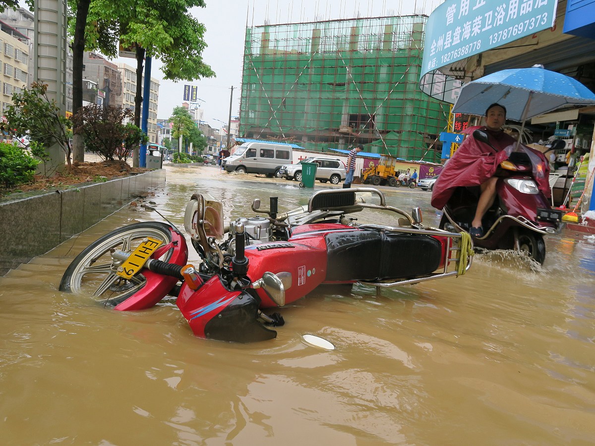 广西梧州遭遇强降雨，内涝成灾！网友调侃：连鱼儿都要打伞了🌂