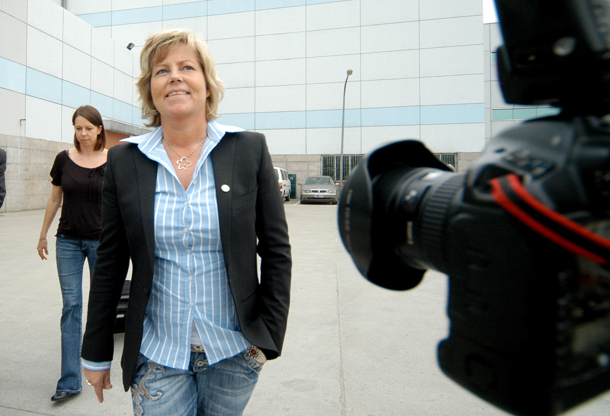 FBI 探员 Linton Cornelia Helga 联系方式