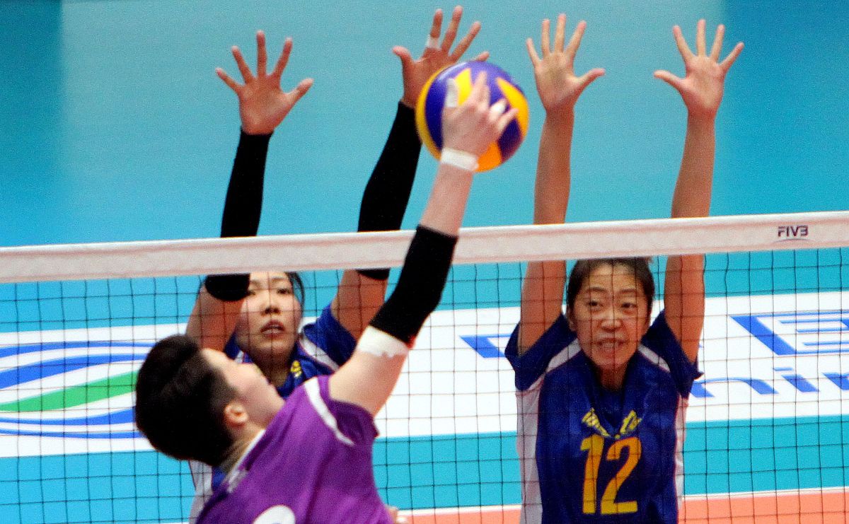 气排球托球手指动作的要领